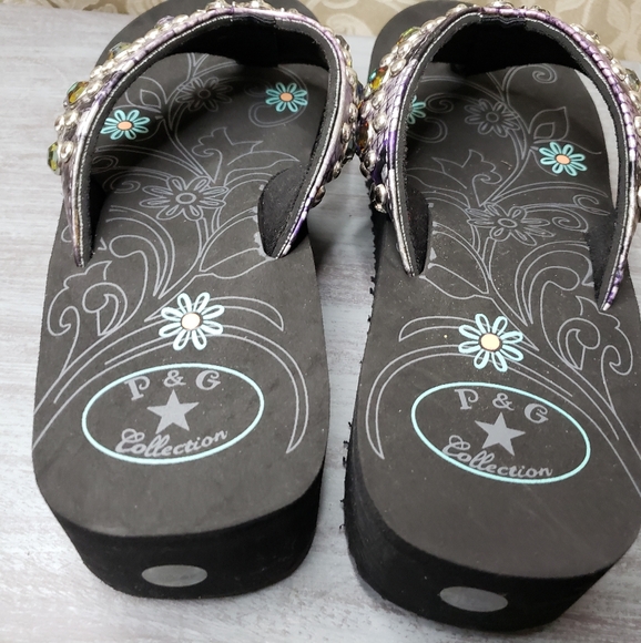 P & G Collection Jeweled Flip-flops w/man kneeling at the cross medallion size 8 - Picture 8 of 13